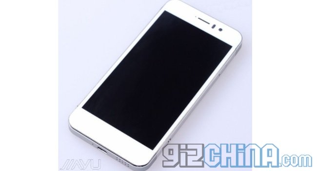 Il JiaYu G5 in foto mostra un corpo in acciao inox e un design “familiare”… JIAYU G5