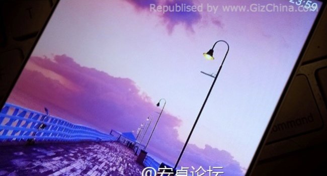 Il TCL N3 mostra un display dalle cornici incredibilmente sottili! TCL n3