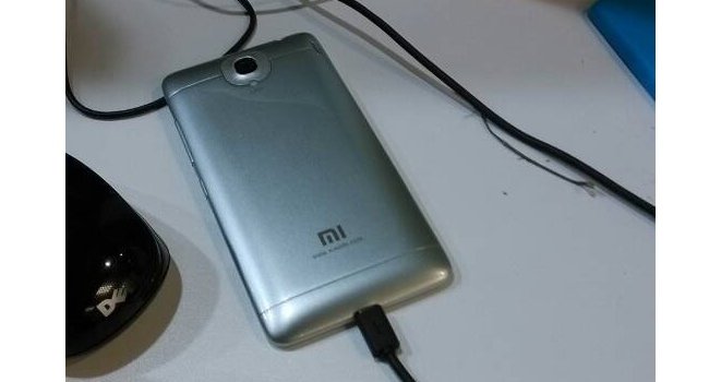 Foto spia dello Xiaomi Mi3 mostrano per la prima volta il telefono xiaomi mi3 foto spia