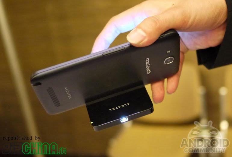 Alcatel One Touch Hero, phablet con proiettore e flip cover e-ink Alcatel One Touch Hero Pico Projector