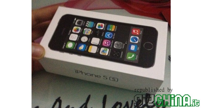 Il packaging del nuovo iPhone 5s mostra un piccolo restyling del tasto home Packaging dell'iPhone 5s