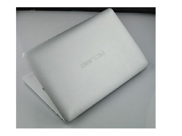 Cube è al lavoro su un notebook con chipset Intel Cube laptop