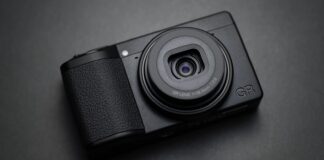 La fotocamera virale di Ricoh perde tutti i colori e costa 700 dollari in più, ecco cos’ha di speciale Ricoh GR IV Monochrome