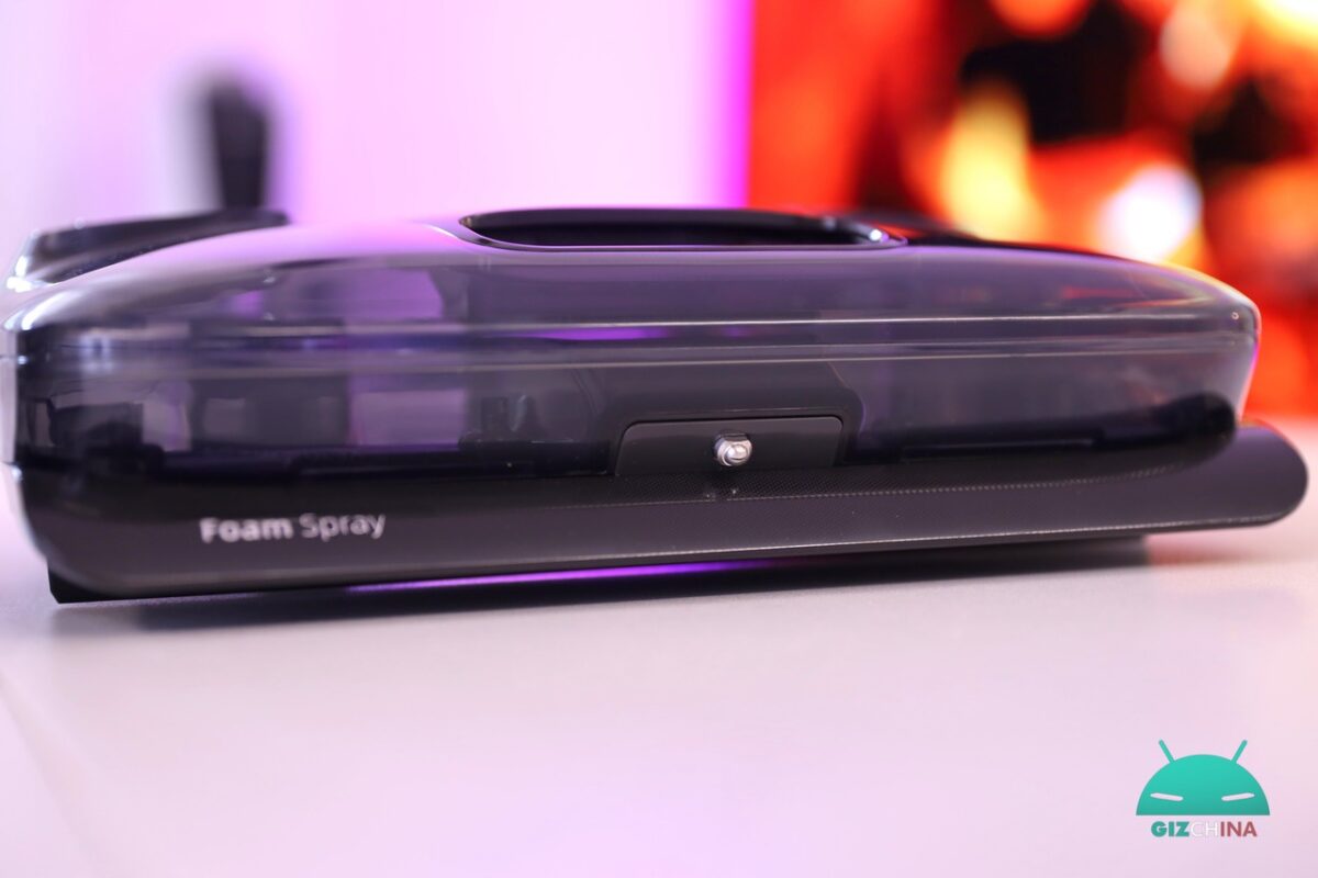 Roborock F25 Ace Pro aspirapolvere lavapavimenti wet&dry in funzione