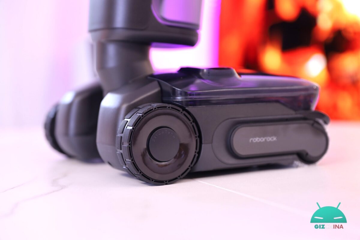 Roborock F25 Ace Pro aspirapolvere lavapavimenti wet&dry in funzione