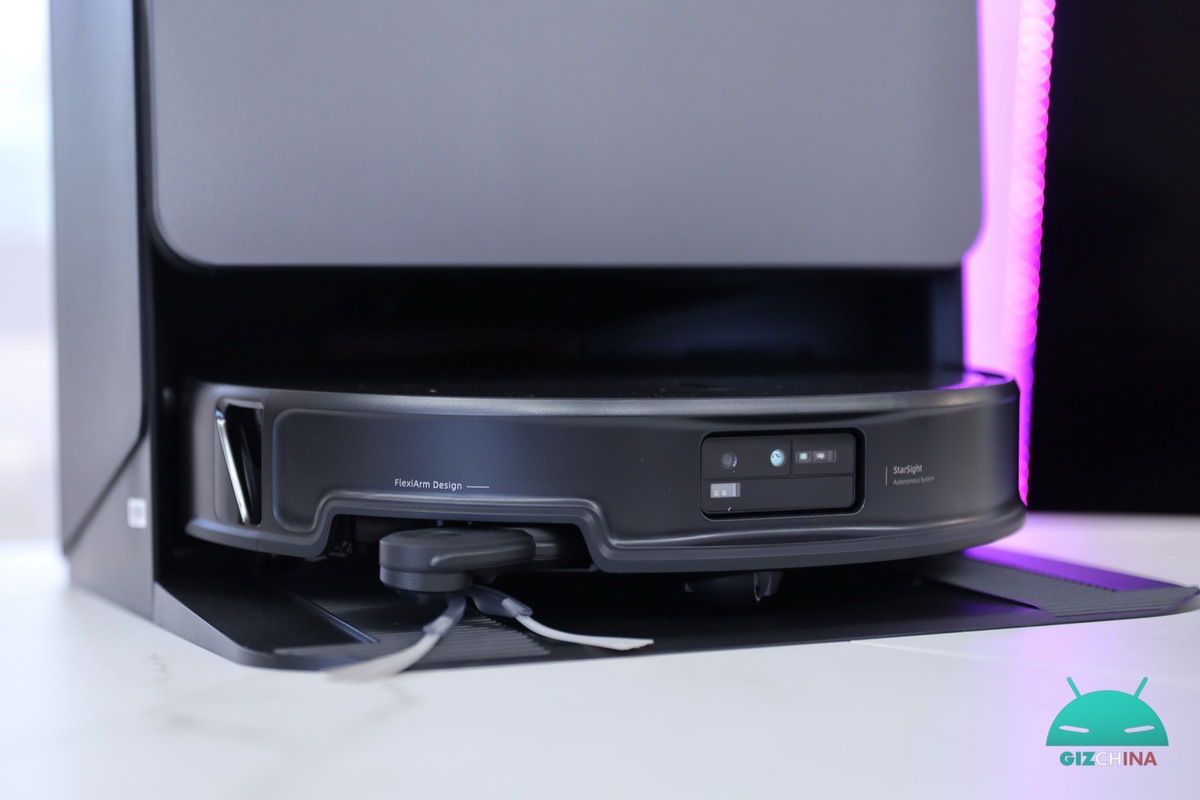 Roborock Saros 20 robot aspirapolvere e lavapavimenti con sistema AdaptiLift, 36000 Pa e stazione RockDock