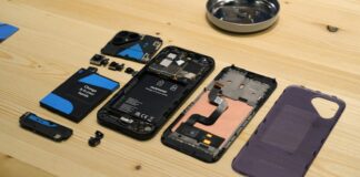 Gli smartphone facilmente riparabili sono un’ottima idea, la crescita di Fairphone ne è la prova Fairphone smontato su un tavolo