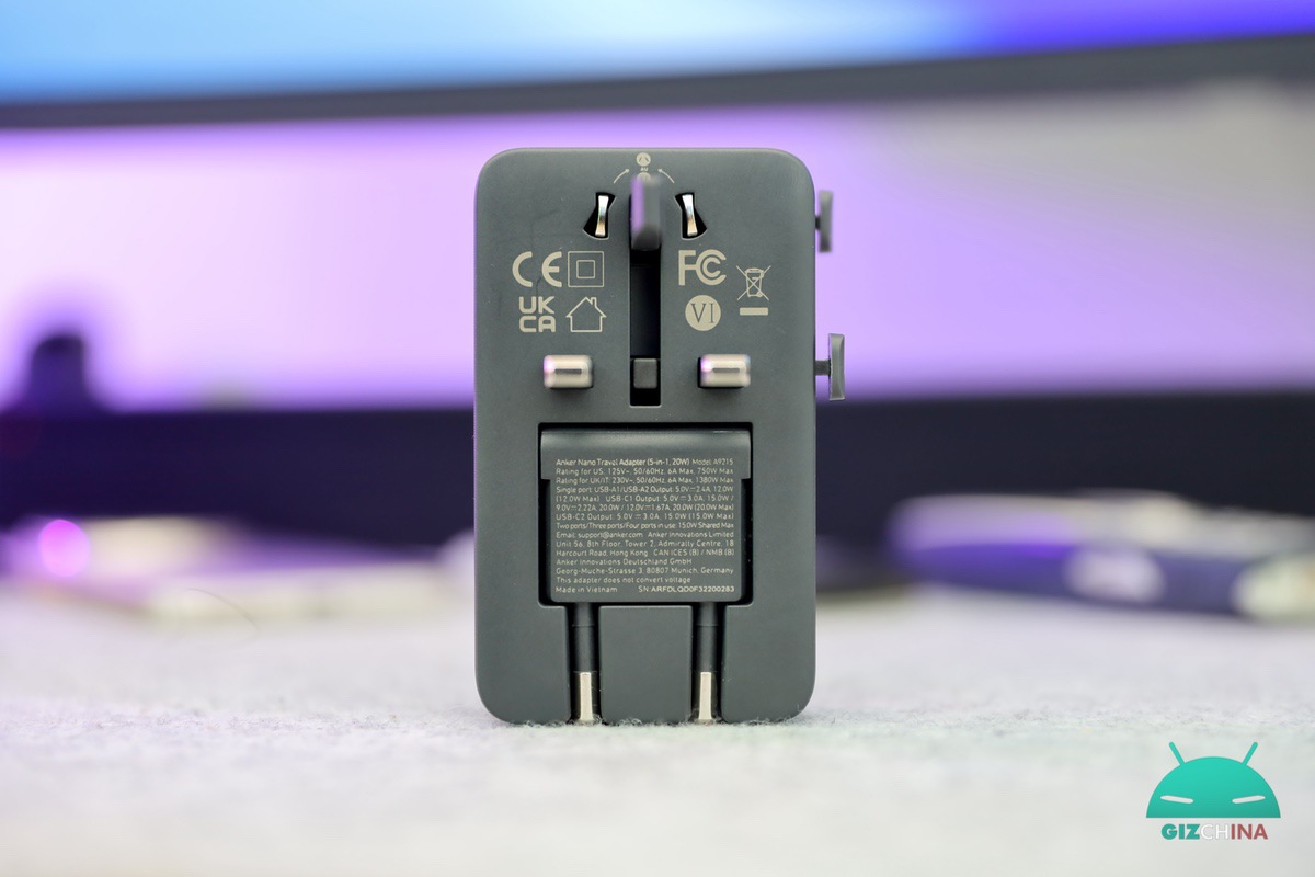 adattatore da viaggio universale Anker Nano e Anker Prime Power Bank da 26250 mAh durante test di ricarica con laptop e smartphone