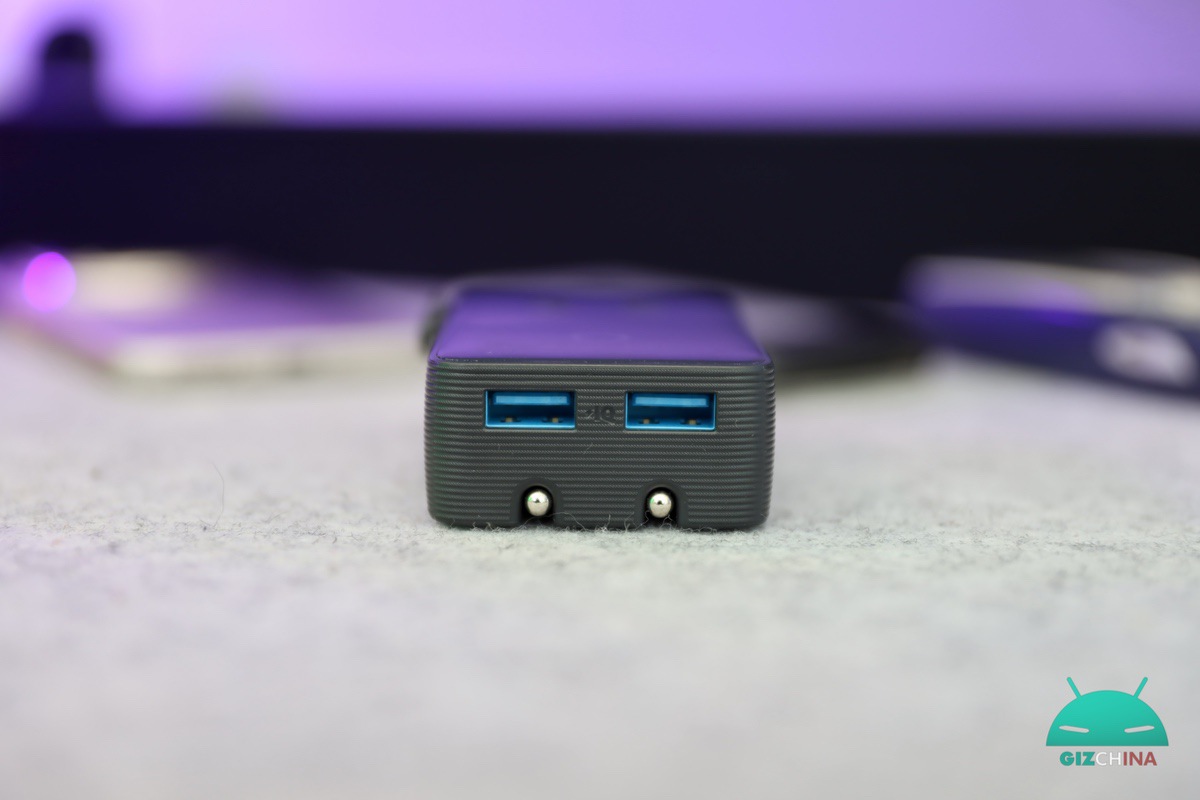 adattatore da viaggio universale Anker Nano e Anker Prime Power Bank da 26250 mAh durante test di ricarica con laptop e smartphone