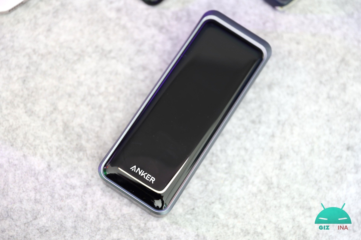 adattatore da viaggio universale Anker Nano e Anker Prime Power Bank da 26250 mAh durante test di ricarica con laptop e smartphone