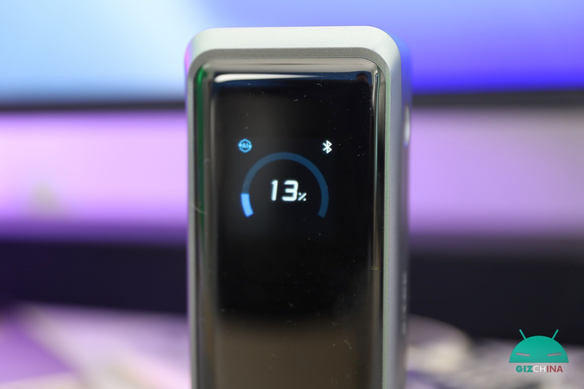 adattatore da viaggio universale Anker Nano e Anker Prime Power Bank da 26250 mAh durante test di ricarica con laptop e smartphone