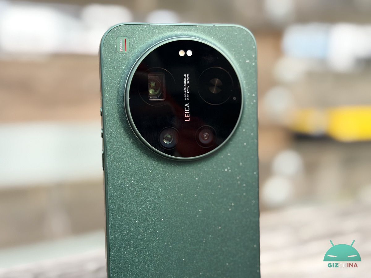 Xiaomi 17 Ultra vista frontale e posteriore con display AMOLED 2K acceso e modulo fotocamera Leica con sensore da 1 pollice e teleobiettivo 200MP Leica APO