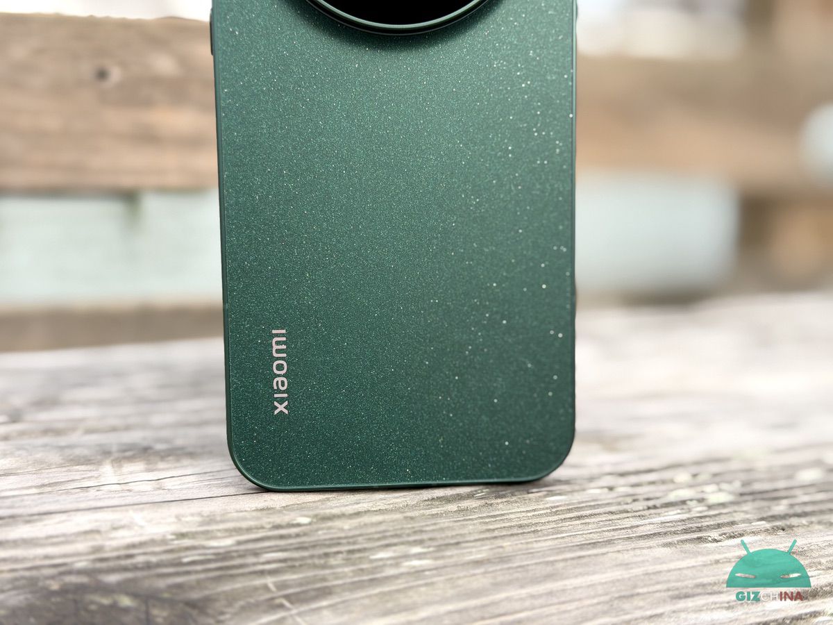 Xiaomi 17 Ultra vista frontale e posteriore con display AMOLED 2K acceso e modulo fotocamera Leica con sensore da 1 pollice e teleobiettivo 200MP Leica APO