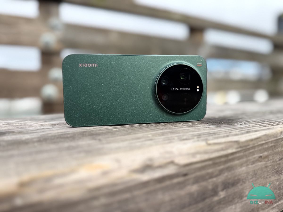 Xiaomi 17 Ultra vista frontale e posteriore con display AMOLED 2K acceso e modulo fotocamera Leica con sensore da 1 pollice e teleobiettivo 200MP Leica APO