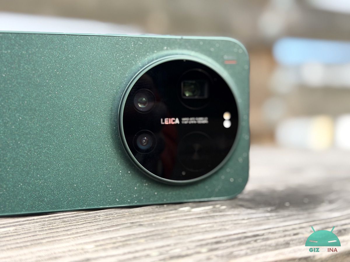 Xiaomi 17 Ultra vista frontale e posteriore con display AMOLED 2K acceso e modulo fotocamera Leica con sensore da 1 pollice e teleobiettivo 200MP Leica APO