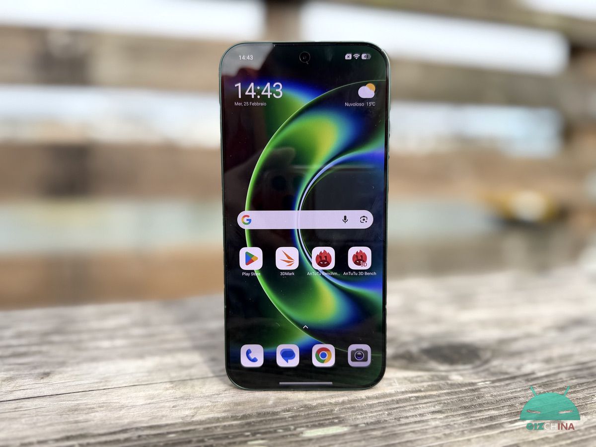 Xiaomi 17 Ultra vista frontale e posteriore con display AMOLED 2K acceso e modulo fotocamera Leica con sensore da 1 pollice e teleobiettivo 200MP Leica APO