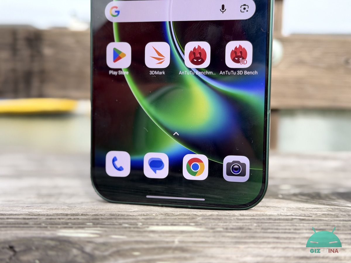 Xiaomi 17 Ultra vista frontale e posteriore con display AMOLED 2K acceso e modulo fotocamera Leica con sensore da 1 pollice e teleobiettivo 200MP Leica APO