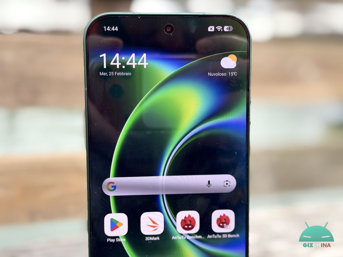 Xiaomi 17 Ultra vista frontale e posteriore con display AMOLED 2K acceso e modulo fotocamera Leica con sensore da 1 pollice e teleobiettivo 200MP Leica APO